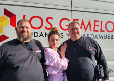 María Nieves Rebolledo Vila más conocida como Bebe disfrutando del servicio de Mudanzas los Gemelos