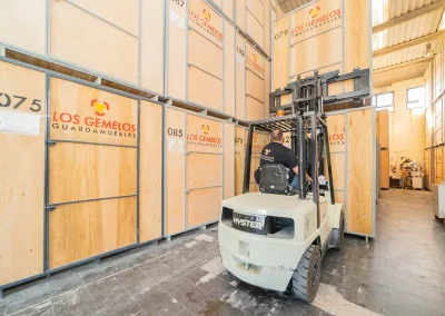 Espacio de almacenaje de Los Gemelos con contenedores de madera numerados.