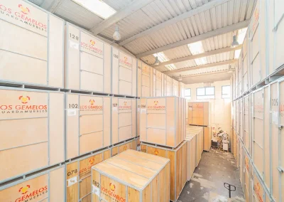 Cajas de almacenaje apiladas en el interior de Mudanzas y Guardamuebles Los Gemelos.