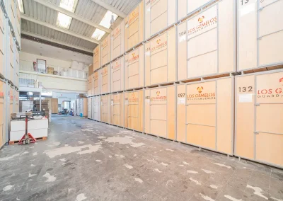 Pasillo dentro del almacén de Los Gemelos con filas de cajas de almacenaje.