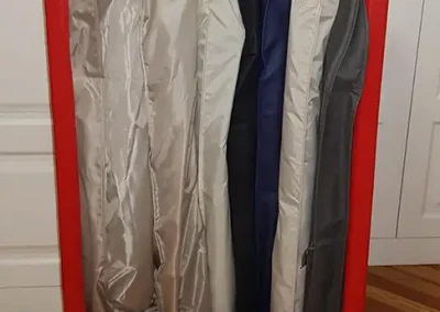 Armario portátil rojo de Mudanzas y Guardamuebles Los Gemelos para transporte de ropa.
