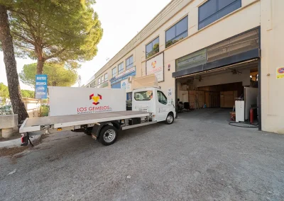 Camión de Mudanzas y Guardamuebles Los Gemelos listo para cargar en exterior del almacén.