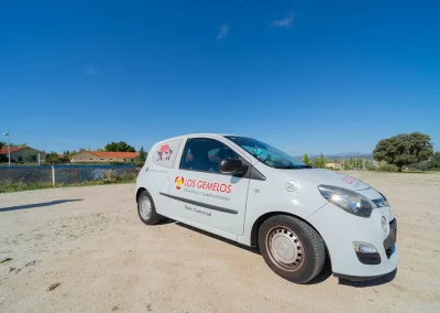 Vehículo comercial pequeño de Los Gemelos en entorno natural con cielo despejado.