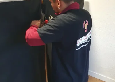 Empleado de Los Gemelos embalando cuidadosamente los artículos para la mudanza.