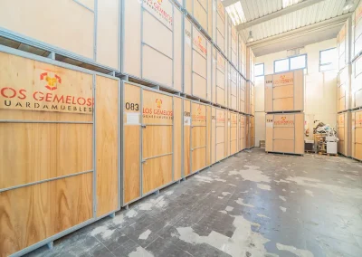 Vista del amplio interior del almacén de Los Gemelos con cajas de almacenaje.