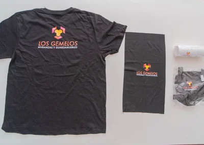 Camiseta, mantas y embalajes con el logo de Los Gemelos para mudanzas.