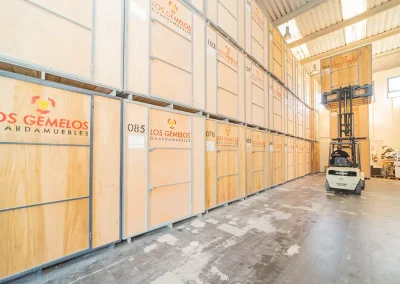 Operario de Los Gemelos conduciendo un montacargas entre las cajas de almacenaje.