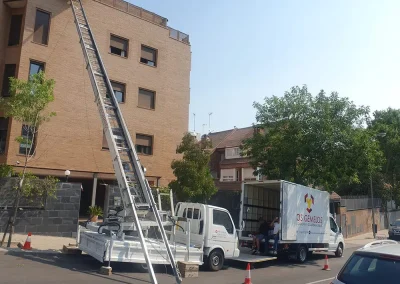 Sistema elevador de muebles de Mudanzas y Guardamuebles Los Gemelos en uso en edificio urbano.
