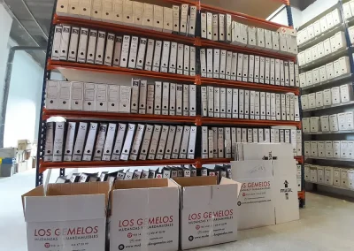Espacio de almacenamiento con cajas etiquetadas como 'FRÁGIL' de Los Gemelos Mudanzas y Guardamuebles.