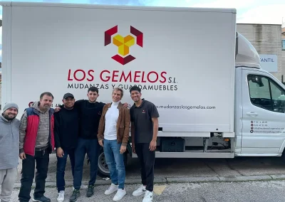 Carlos Baute usando el servicio de Mudanzas los Gemelos